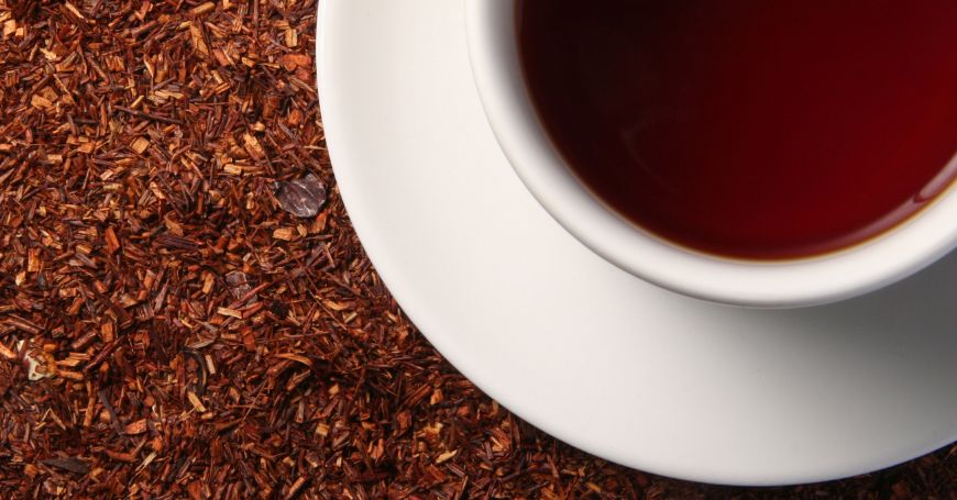 Tasse Rooibos auf trockenem Rooibos